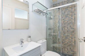 淋浴设施、吹风机、毛巾、肥皂