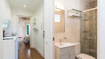 Doccia, asciugacapelli, asciugamani, sapone