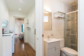 Doccia, asciugacapelli, asciugamani, sapone