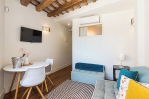 Living area - Centrally located apartment in Sitges. Steps from the beach and train. (Sitges)