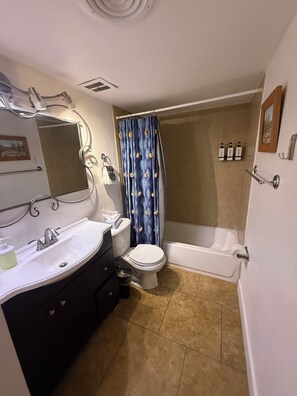 Ein Badezimmer mit Waschbecken, Toilette und Badewanne.