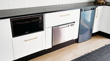 Cafeteira/chaleira, geladeira, micro-ondas, cooktop