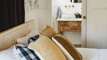 1 bedroom, iron/ironing board, WiFi (free), bed sheets