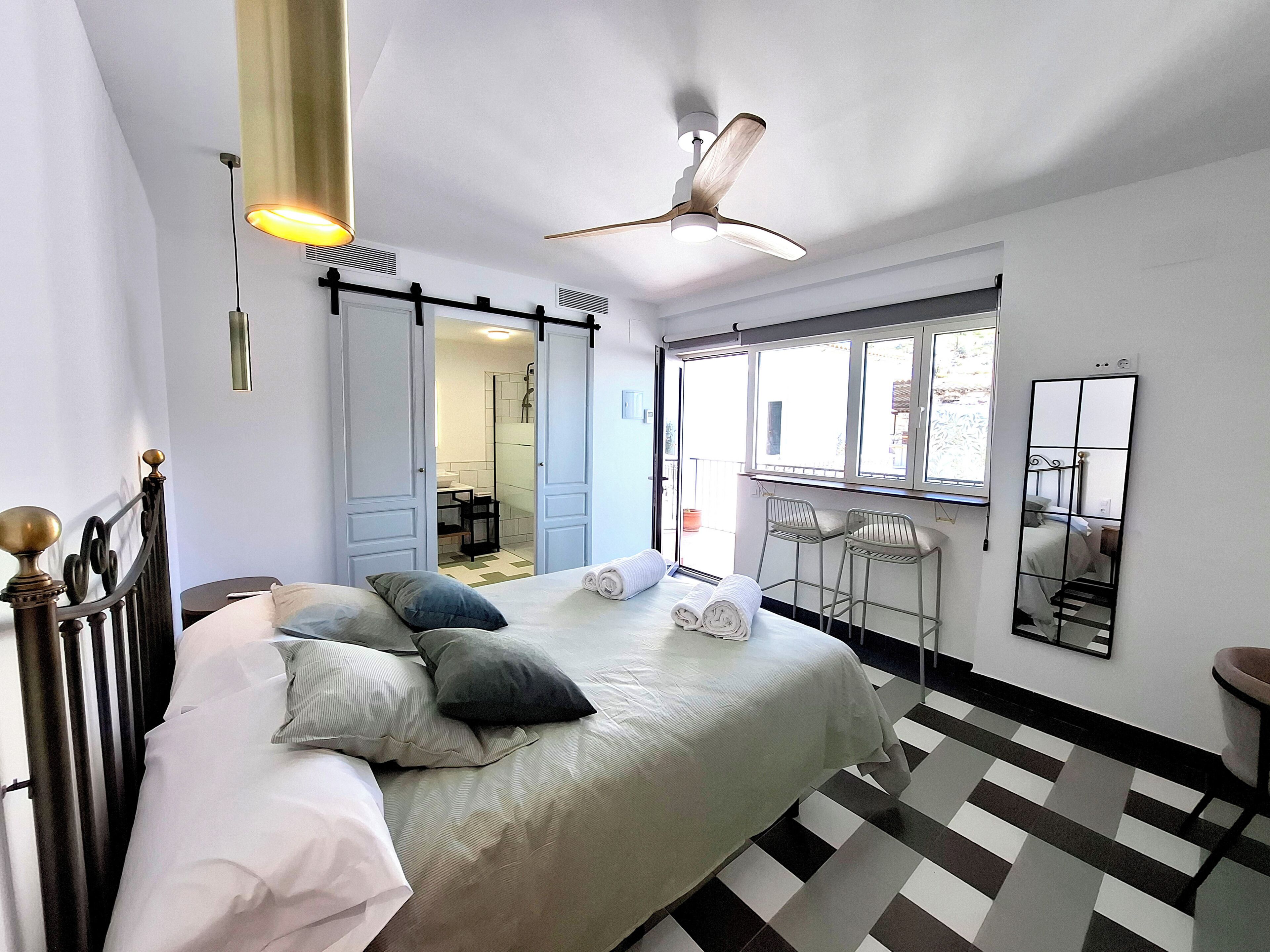 5 slaapkamers, een bureau, een strijkplank/strijkijzer, reisbedje