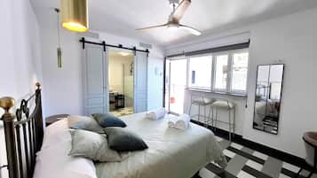 5 bedrooms, desk, iron/ironing board, travel crib