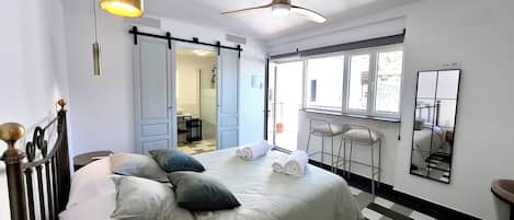 5 makuuhuonetta, työpöytä, silitysrauta/-lauta, vauvan matkasänky