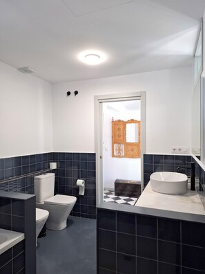 Suihku, ympäristöystävälliset hygieniatuotteet, hiustenkuivaaja, bidee