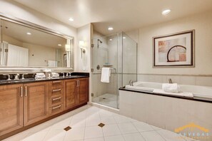 Shower, hair dryer, towels - MGM Signature 34-818 Jacuzzi Studio UpperPenthouse (Las Vegas)