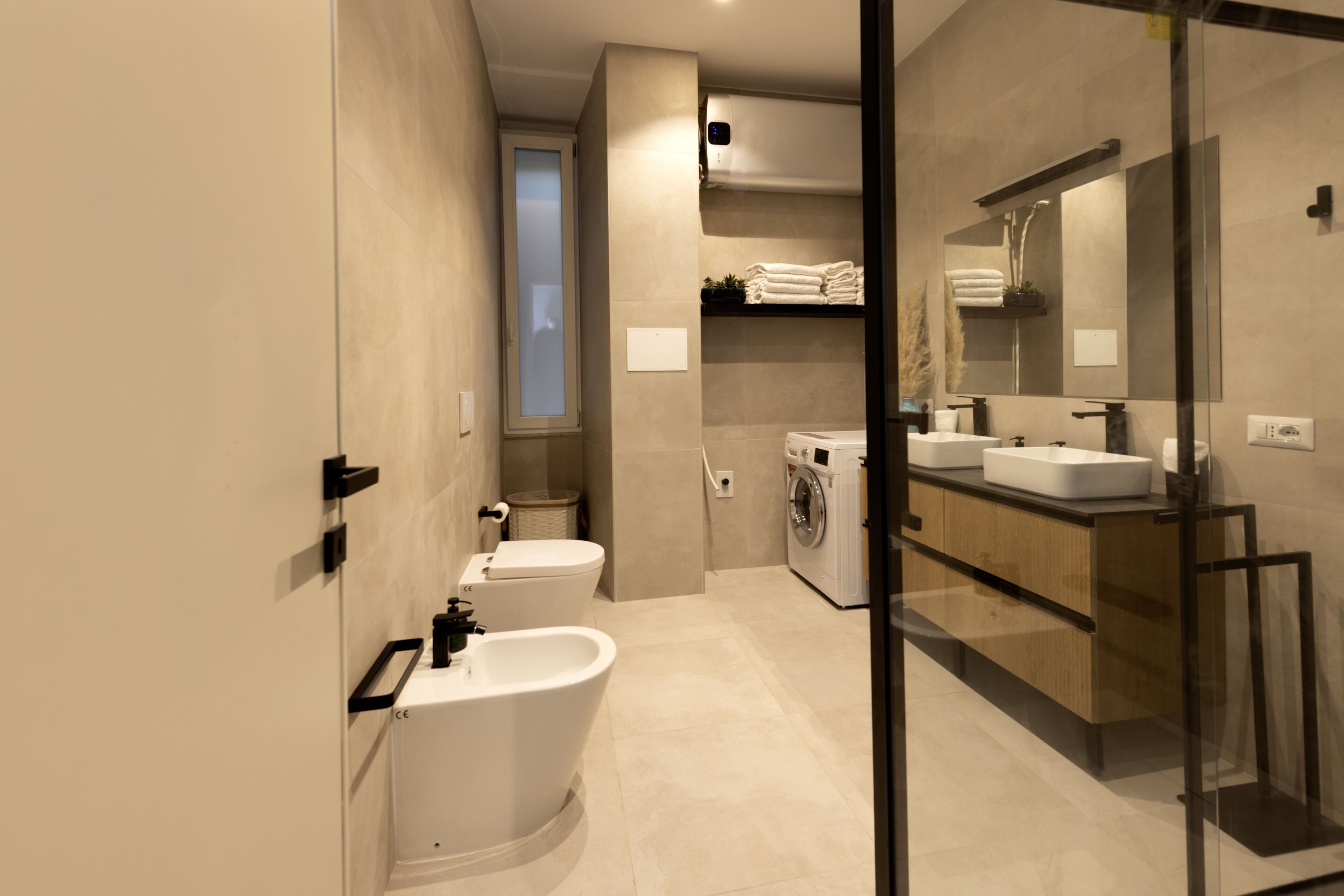 Douche, sèche-cheveux, bidet, serviettes fournies