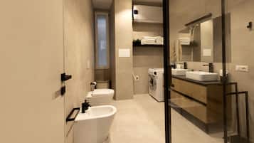 Douche, sĂšche-cheveux, bidet, serviettes fournies