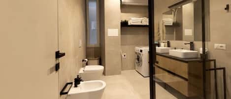 Dusche, Haartrockner, Bidet, Handtücher