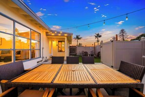 Outdoor dining - Stylish Retreat Near Mission Bay with Games & Firepit (San Diego)