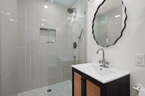 Shower, hair dryer, towels - Stylish Retreat Near Mission Bay with Games & Firepit (San Diego)