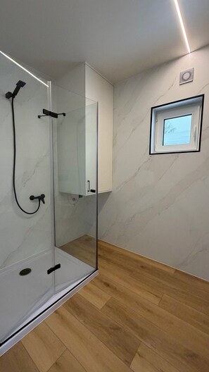 Regadera, toallas, jabón, papel de baño 