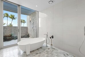 Een douche, een bubbelbad, een haardroger, handdoeken