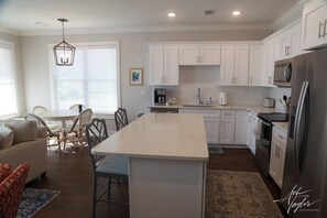 Fridge, microwave, oven, stovetop - Rebels Getaway • Clean, Modern Oxford Stay (Oxford)