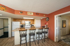 Fridge, microwave, oven, stovetop - SEASIDE ESCAPE- 2 Bed/2 Bath Condo With Shared Pool & Parking (Key West)