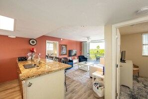 TV - SEASIDE ESCAPE- 2 Bed/2 Bath Condo With Shared Pool & Parking (Key West)