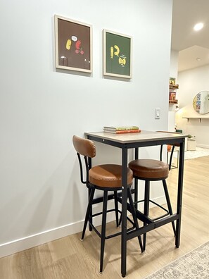 Dining - Private 2BR Lake Suite | Chestermere | Sleeps 6 (Chestermere)
