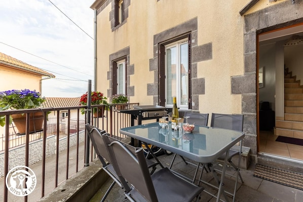 Outdoor dining - Le petit mas - VOLVIC (VOLVIC)