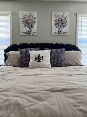 1 bedroom, desk, iron/ironing board, free WiFi - A Cozy Getaway in Downtown Rogers (Rogers)
