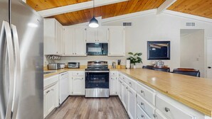 Coffee/tea maker, fridge, microwave, oven - Pine Mtn Lake | Game Room | Yosemite | Sleeps 12 (Groveland)