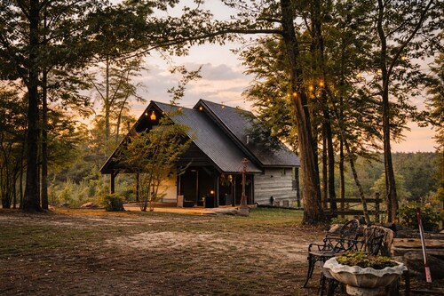 Nature walks • Ponds • Firepit • Garden -6 miles off the Natchez Trace