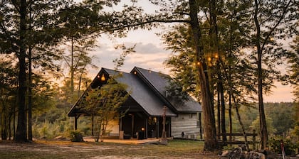 Nature walks • Ponds • Firepit • Garden -6 miles off the Natchez Trace
