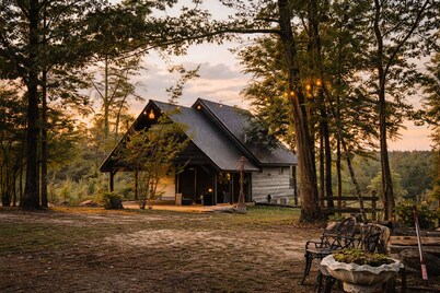 Nature walks • Ponds • Firepit • Garden -6 miles off the Natchez Trace