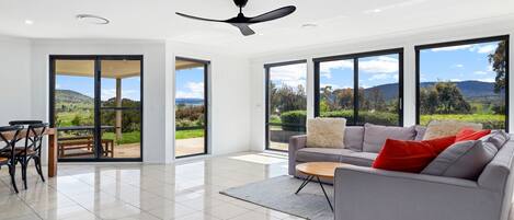 Televisie en een open haard