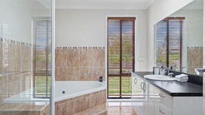 Shower, towels - Snowy Mountains Retreat - 10 Mowamba Way (Moonbah)