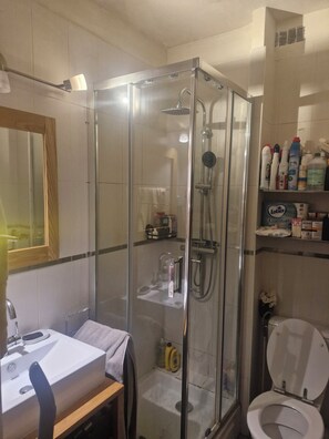 Douche, serviettes fournies, savon, papier toilette