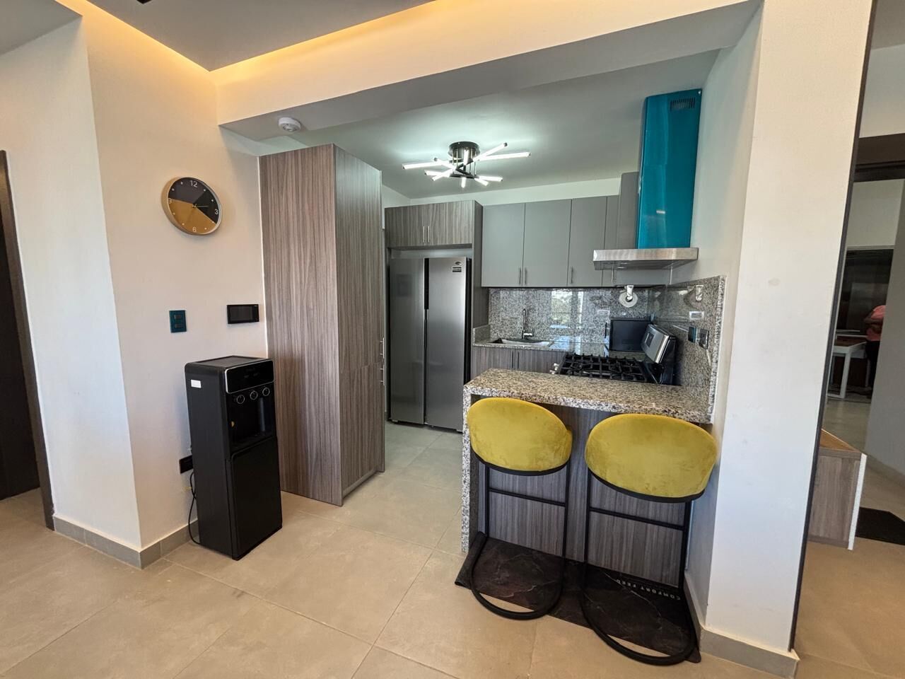Full-size fridge, microwave, oven, stovetop