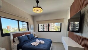 Escritorio, espacio para trabajar con laptop y cortinas blackout 