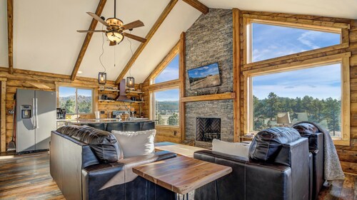 NEW!! Luxury Cabin w/Magnificent Views, Hot Tub, & 40 Private Acres