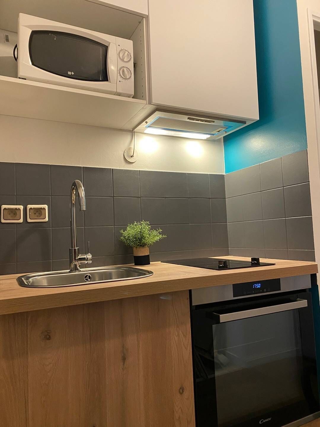 Kühlschrank, Wasserkocher mit Kaffee-/Teezubehör