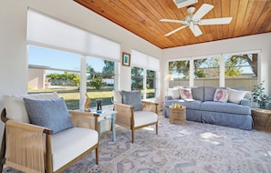 TV - Baycrest Bungalow | Walk to Beaches & Shops on Venice Island (Venice)