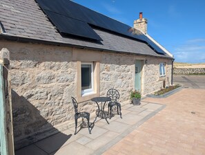 Outdoor dining - Warm and accessible coastal cottage with sustainable design — coming soon (Lossiemouth)