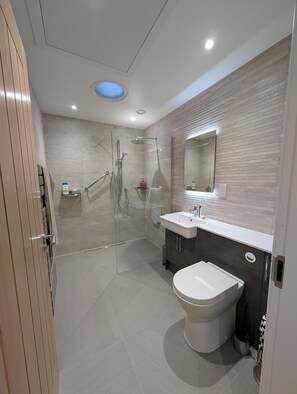 Shower, hair dryer, towels - Warm and accessible coastal cottage with sustainable design — coming soon (Lossiemouth)
