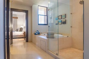 Shower, hair dryer, towels - Casa Los Bitos Beach Club Golf Cart & Housekeeping (La Paz)