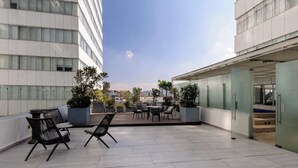A rooftop terrace with outdoor seating, potted plants, and a view of the cityscape. - Magnifico Nuevo Departamento a Pasos de Polanco (Ciudad de México)