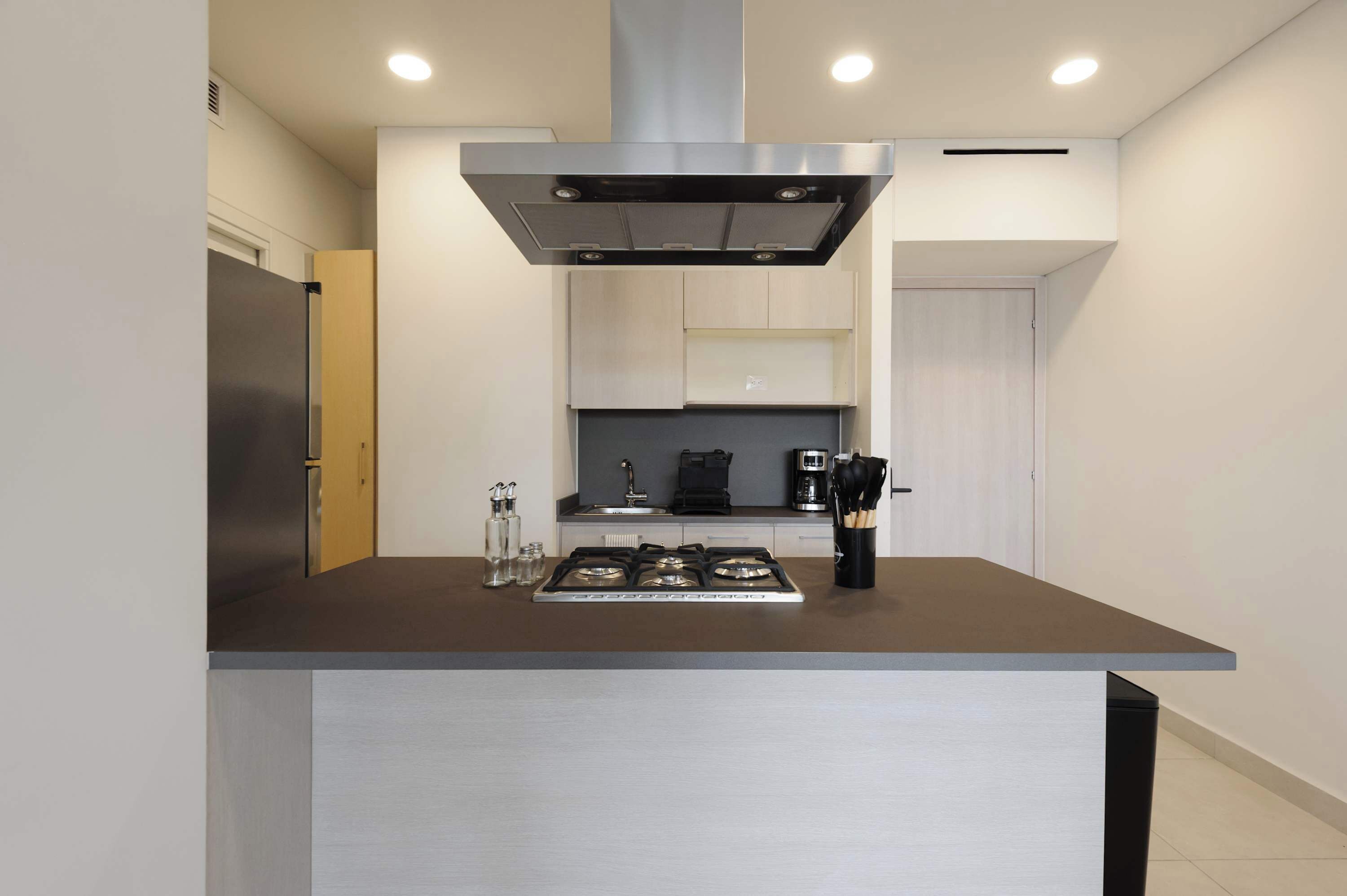 Refrigerador, microondas, placa de cocina, tostadora