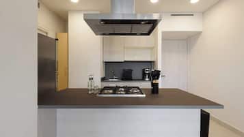 Refrigerador, microondas, placa de cocina, tostadora