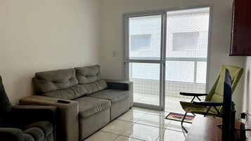 Apartamento família, varanda coberta, vista para a cidade | Área de estar