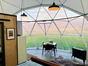 Interior - Romantic Dome Escape Near Yellowstone (Park County)