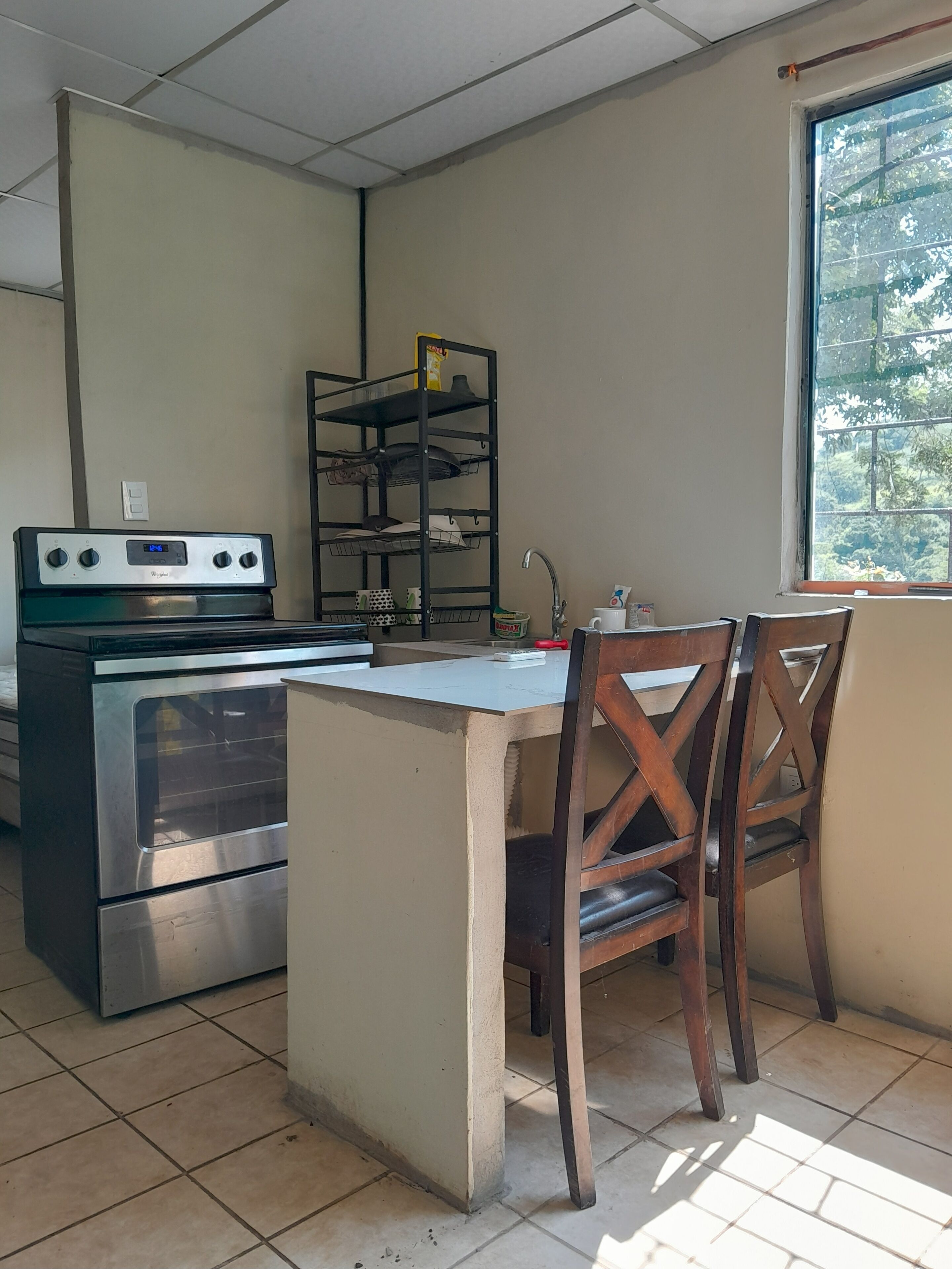 Mikrobølgeovn, ovn, kokeplater og oppvaskmaskin