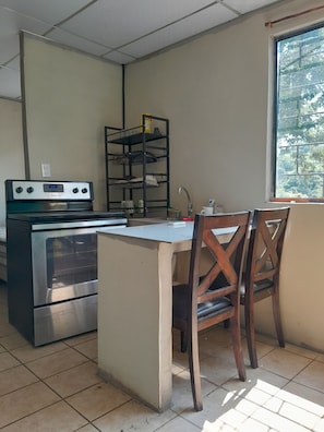 Mikrobølgeovn, ovn, kokeplater og oppvaskmaskin