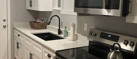 Mikrobølgeovn, ovn og kokeplater