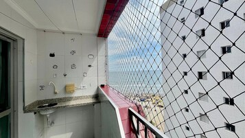 Apartamento econômico, varanda coberta, vista para a praia | Área da propriedade