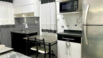 Apartamento econômico, varanda coberta, vista para a praia | Cozinha privada